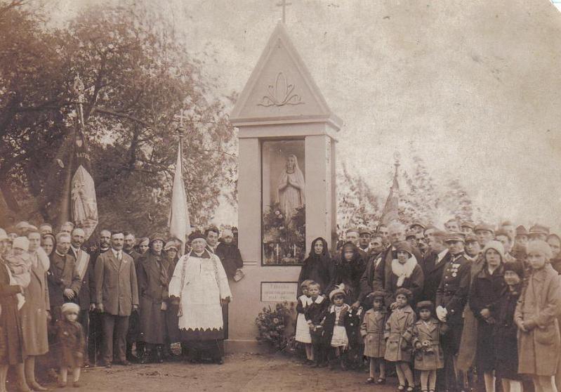 Kapliczka Matki Boskiej przy drodze w kierunku Rudnik - rok 1930.JPG